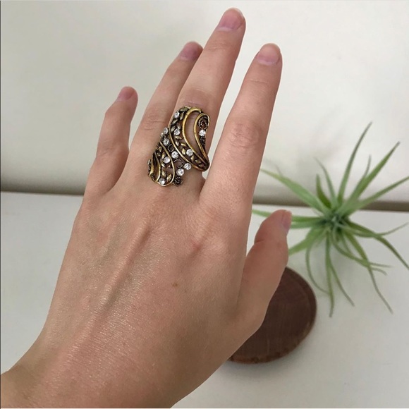 Gorgeous Gold & Crystal Statement Ring - Picture 4 of 6